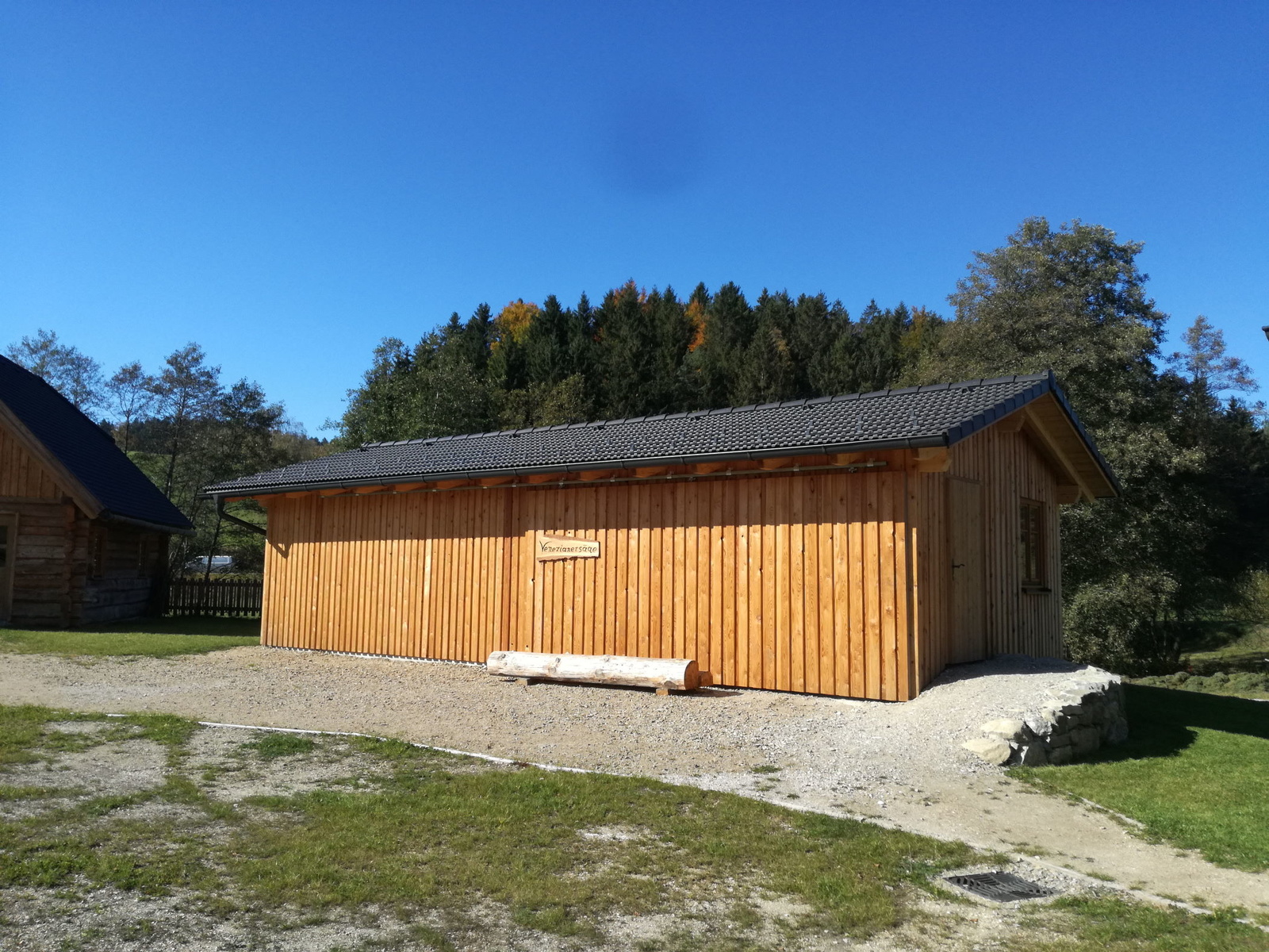 längliche Holzhütte Seitenansicht von Zimmerei – Holzbau Furtlehner